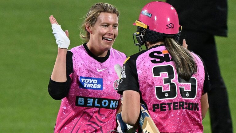 Carmichael cameo gives Sydney Sixers last-ball WBBL win