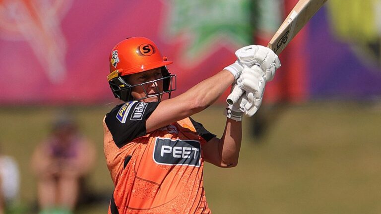 Devine leads Scorchers onslaught as Renegades' woes deepen