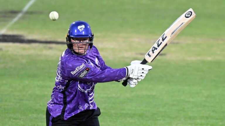 Lizelle Lee’s century keeps Hurricanes alive in WBBL finals race