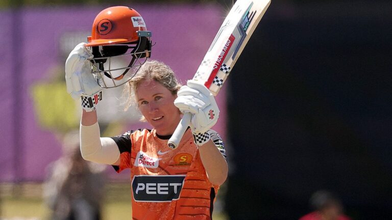 Mooney smashes ton as Scorchers topple ladder-leading Thunder