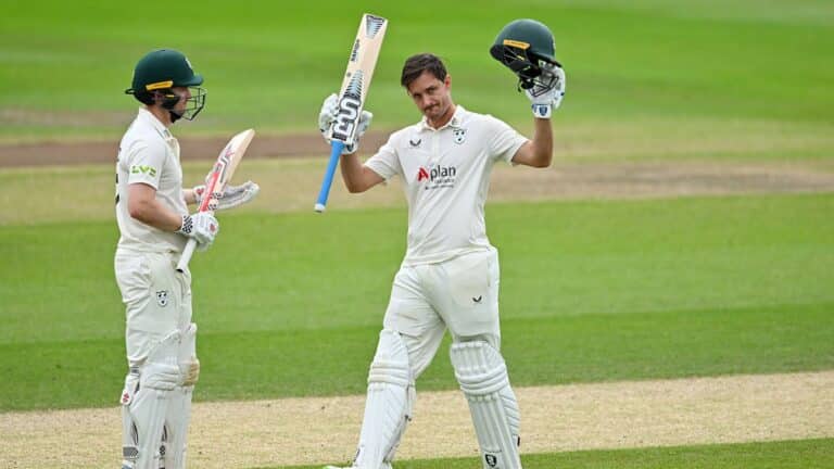 Gareth Roderick's century gives Worcestershire a chance to win