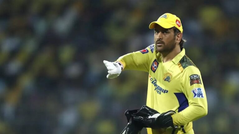 RCB vs CSK: "What is happening?" Michael Hussey reveals how MS Dhoni informed Chennai Super Kings about quitting captaincy